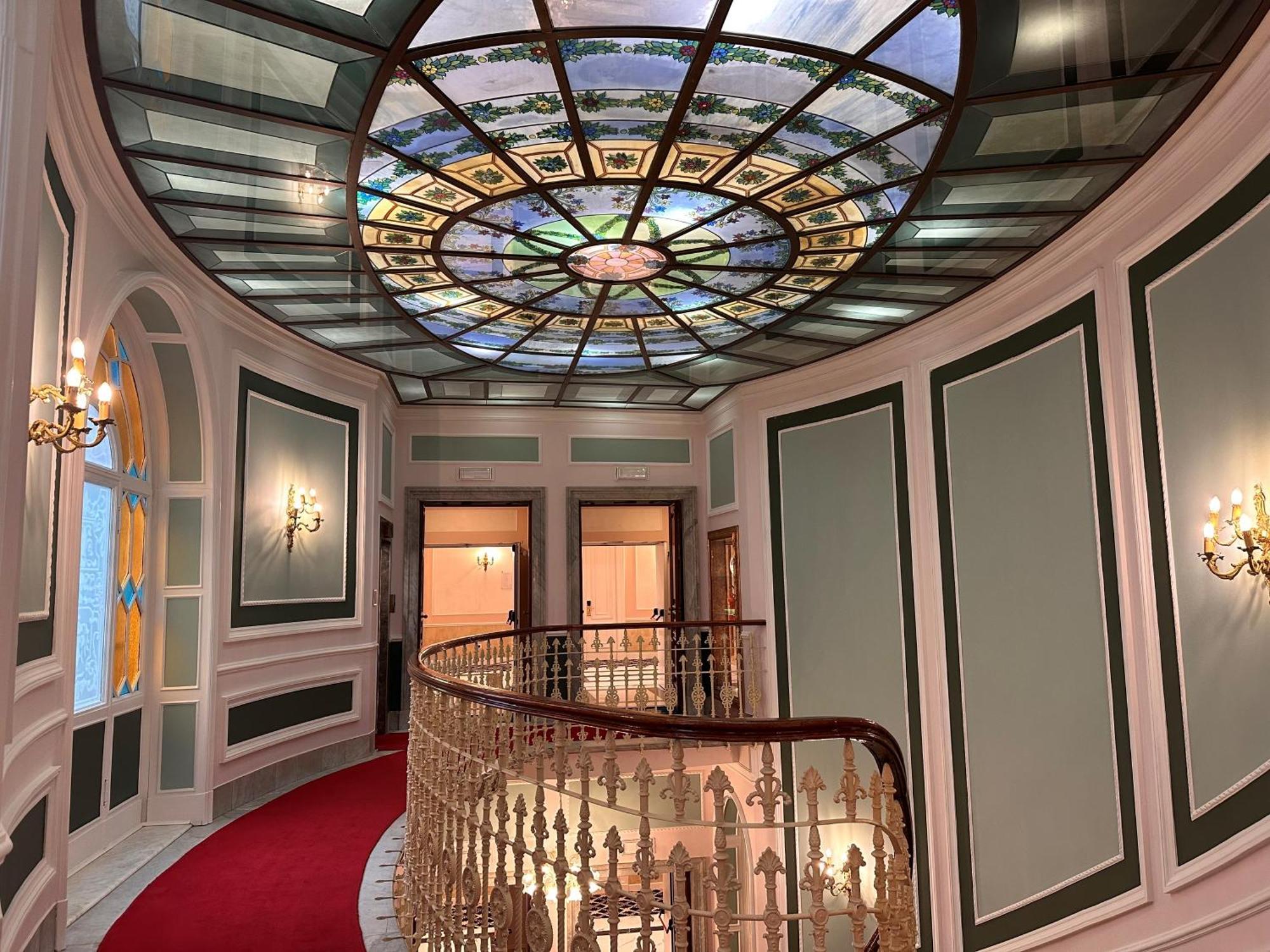 Hotel Bristol Palace Génova Exterior foto The photograph shows an elegantly designed interior space with a round balcony area. The ceiling is adorned with a large, intricate stained glass design that features various colors and patterns, creating a visually striking focal point. The walls ar